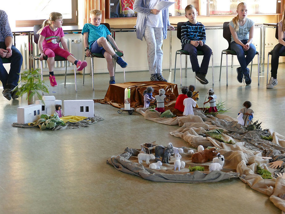 Kinderkarfreitagsliturgie im Gemeindezentrum (Foto: Karl-Franz Thiede)